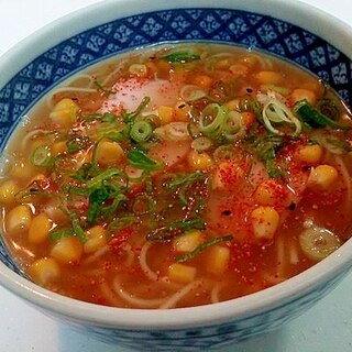 サラダチキンとコーンと九条葱の豚骨ラーメン